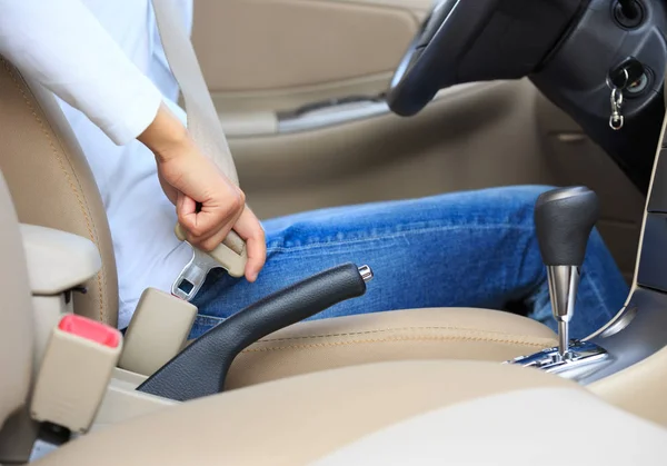 Woman buckle up seat belt — Stock Photo, Image