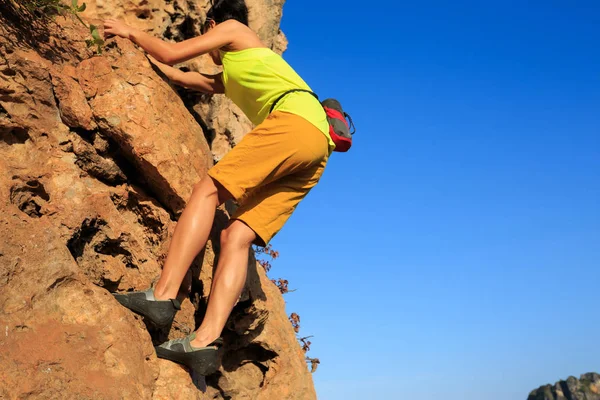 Vrouw klimmen aan klif — Stockfoto