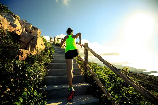 Genç bayan yukarı koşuyor.