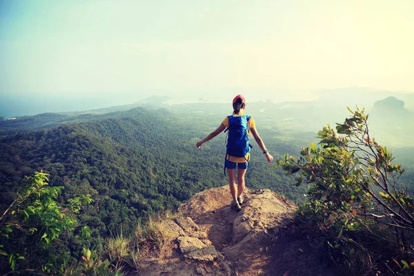 Junge Frau mit Rucksack — Stockfoto