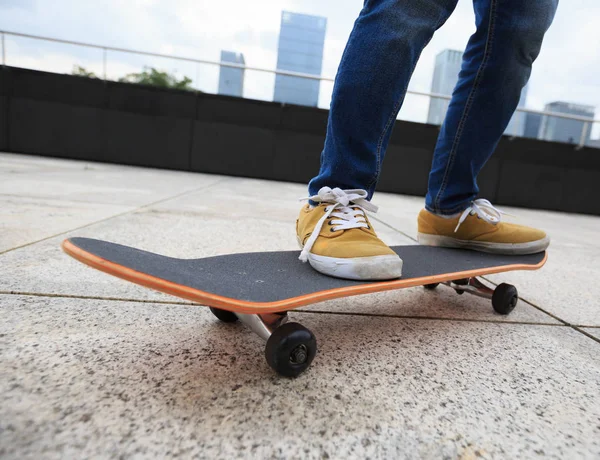 Woman practicing with skateboard — Stock Photo, Image