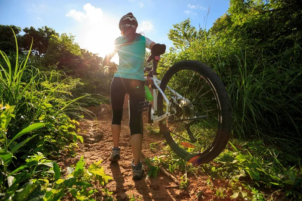 Jonge vrouw met mountainbike — Stockfoto