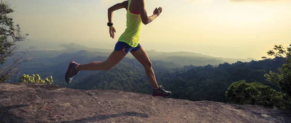 Femme courant sur la montagne — Photo