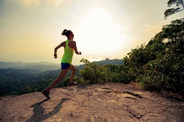 Donna che corre in montagna — Foto Stock