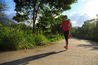 orman yolu çalışan kadın