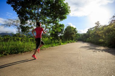 orman yolu çalışan kadın