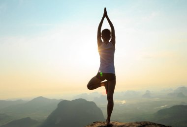 Genç fitness kadın meditasyon