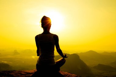 Genç fitness kadın meditasyon