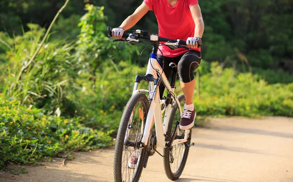 Joven ciclista — Foto de Stock