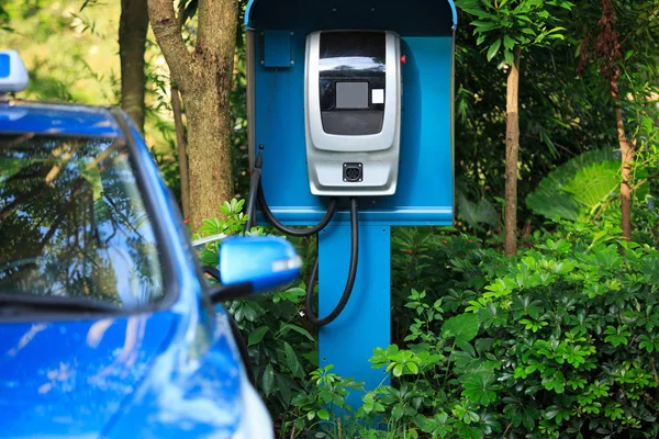 Ładowanie samochodów elektrycznych na stacji — Zdjęcie stockowe