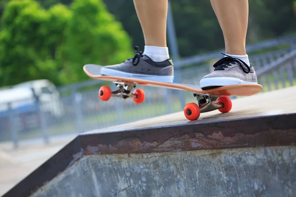 Ung kvinna skateboard — Stockfoto