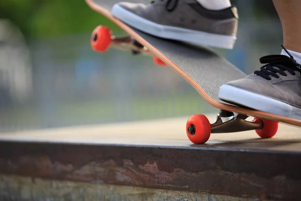 Jonge vrouw skateboarden — Stockfoto