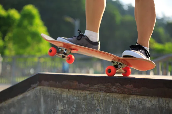 Jeune femme skateboard — Photo