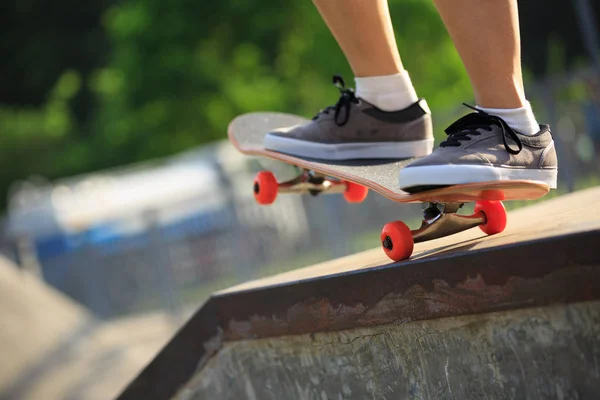Jeune femme skateboard — Photo