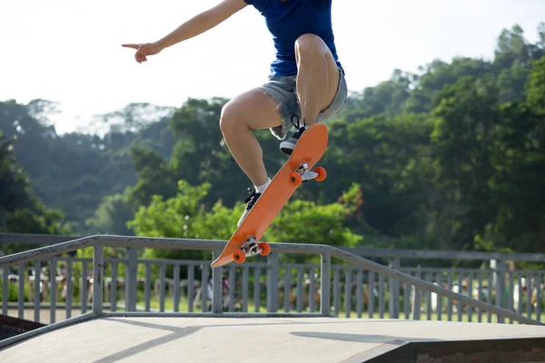 Jeune femme skateboard — Photo