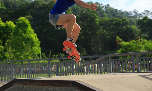 Jonge vrouw skateboarden — Stockfoto