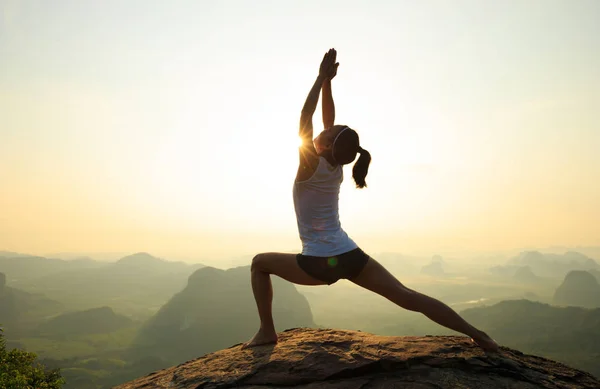 Fiatal fitness nő meditáció — Stock Fotó