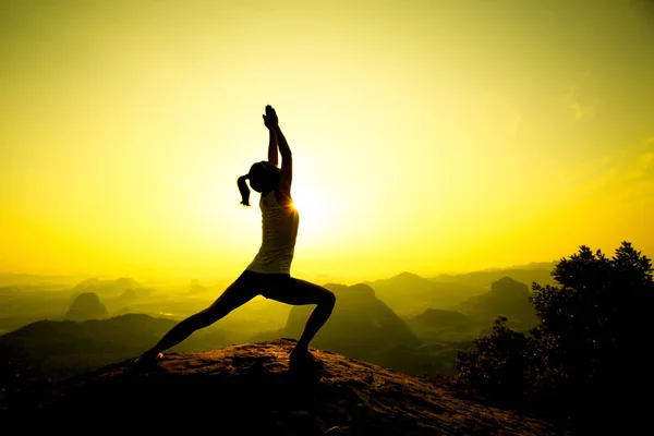 Joven fitness mujer meditando — Foto de Stock