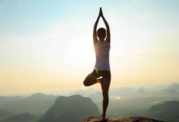 Joven fitness mujer meditando — Foto de Stock