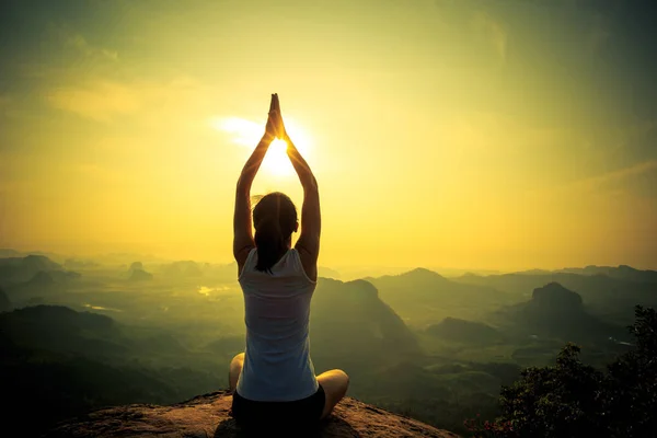 Joven fitness mujer meditando —  Fotos de Stock