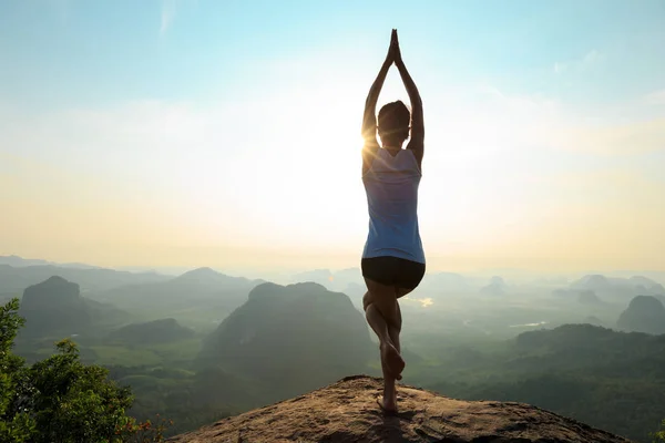 Junge Fitness-Frau meditiert — Stockfoto