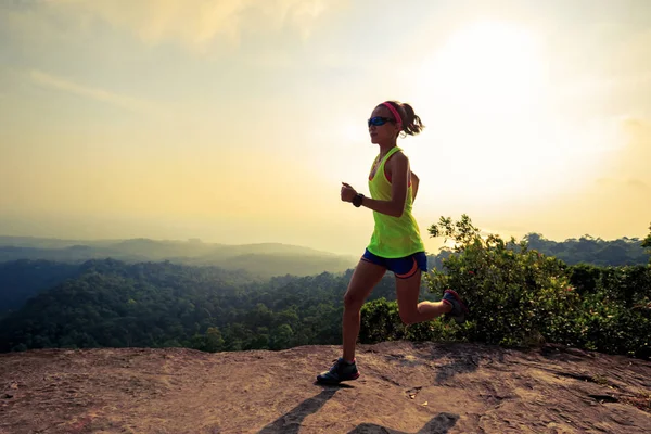 山の上を走っている女性 — ストック写真