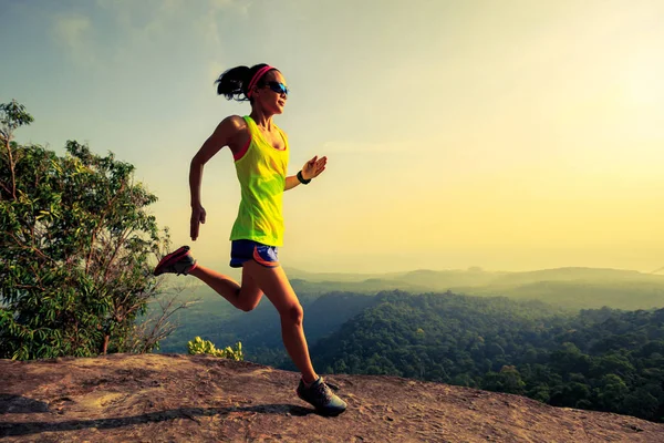 Mulher correndo na montanha — Fotografia de Stock