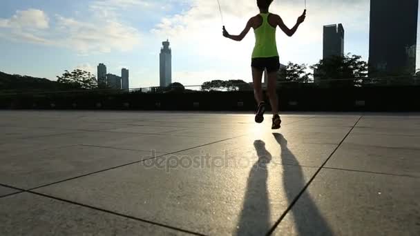 Young woman jumping skipping rope — Stock Video