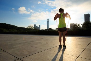 genç kadın ip atlama