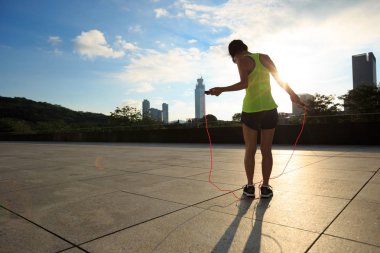 genç kadın ip atlama