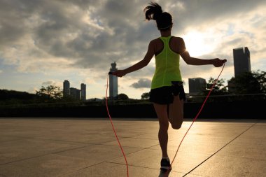 genç kadın ip atlama