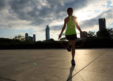 genç kadın ip atlama