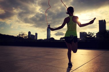 genç kadın ip atlama