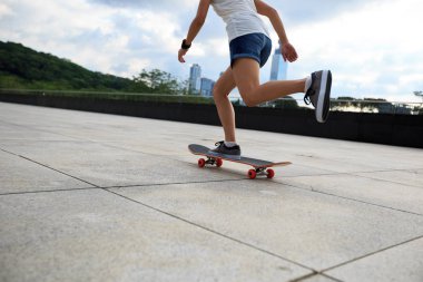 Genç kadın binicilik kaykay