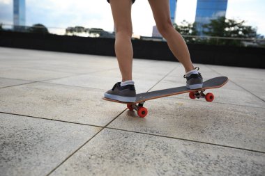 Genç kaykaycı Park'ta pratik