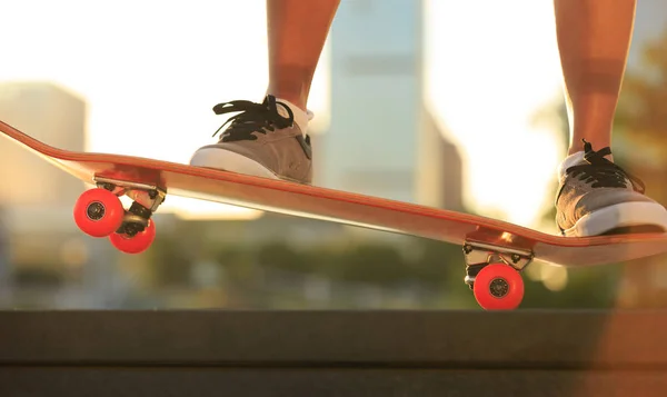 Unga skateboardåkare öva på park — Stockfoto