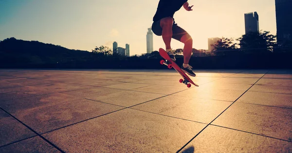 Femme pratiquant avec skateboard — Photo