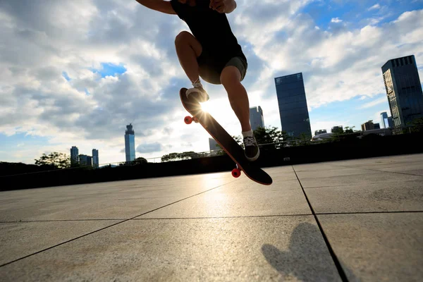 Vrouw oefenen met skateboard — Stockfoto