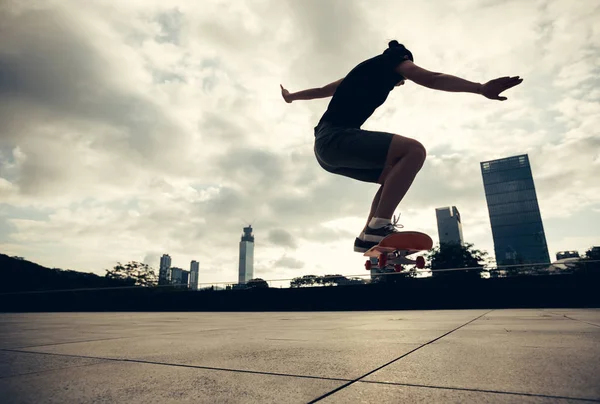 Vrouw oefenen met skateboard — Stockfoto