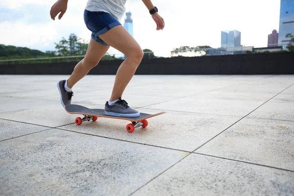 Νεαρή γυναίκα ιππασία skateboard — Φωτογραφία Αρχείου