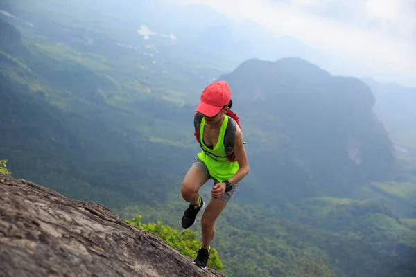 Giovane donna che corre in montagna — Foto Stock