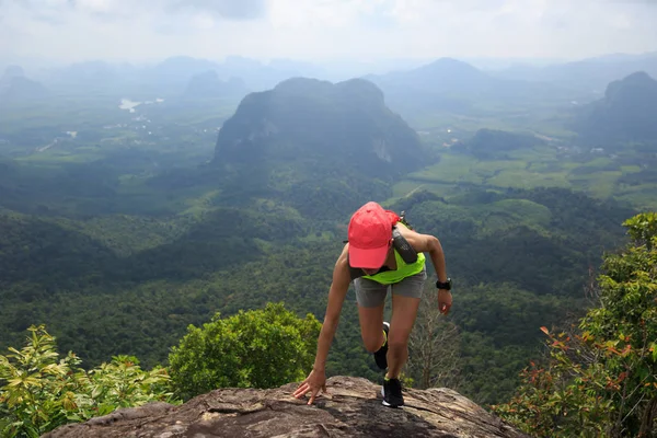 Mujer joven corriendo en la montaña — Foto de Stock