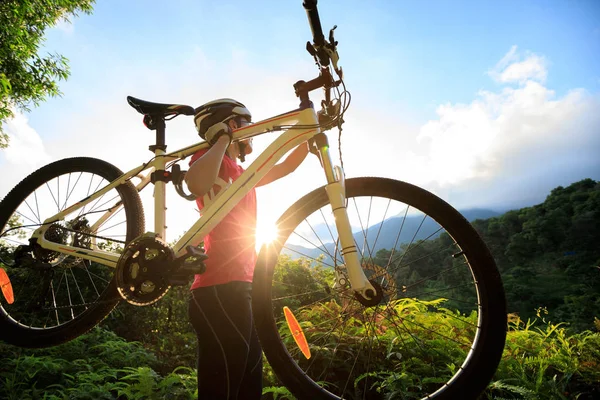 Kvinna cyklist redovisade mountainbike — Stockfoto