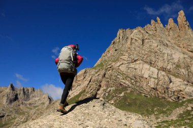Dağlarda yürüyüş yapan bir kadın