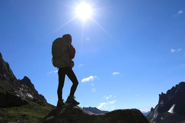 若い女性が山の中をハイキング — ストック写真