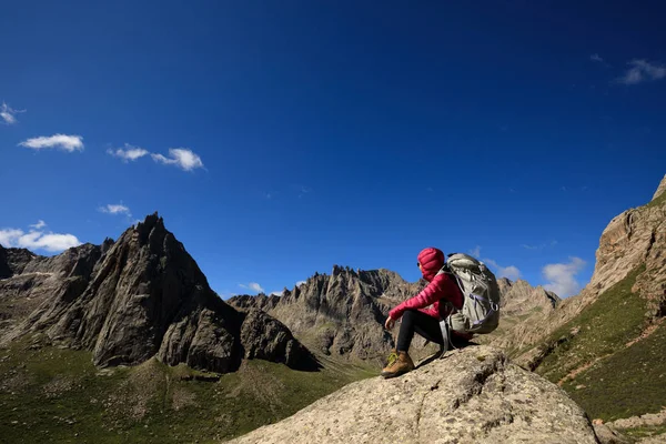 Γυναίκα πεζοπορία στα βουνά — Φωτογραφία Αρχείου
