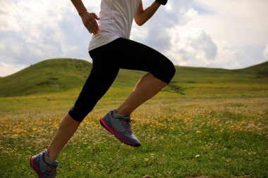 otlak iz üzerinde çalışan genç kadın