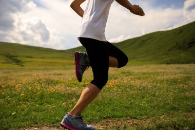 otlak iz üzerinde çalışan genç kadın