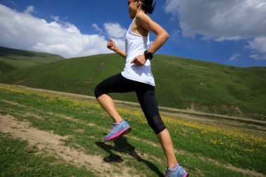 Çayırda koşan kadın