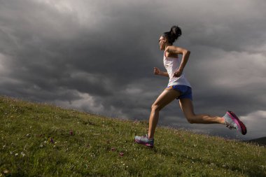 çayır üzerinde çalışan genç kadın 
